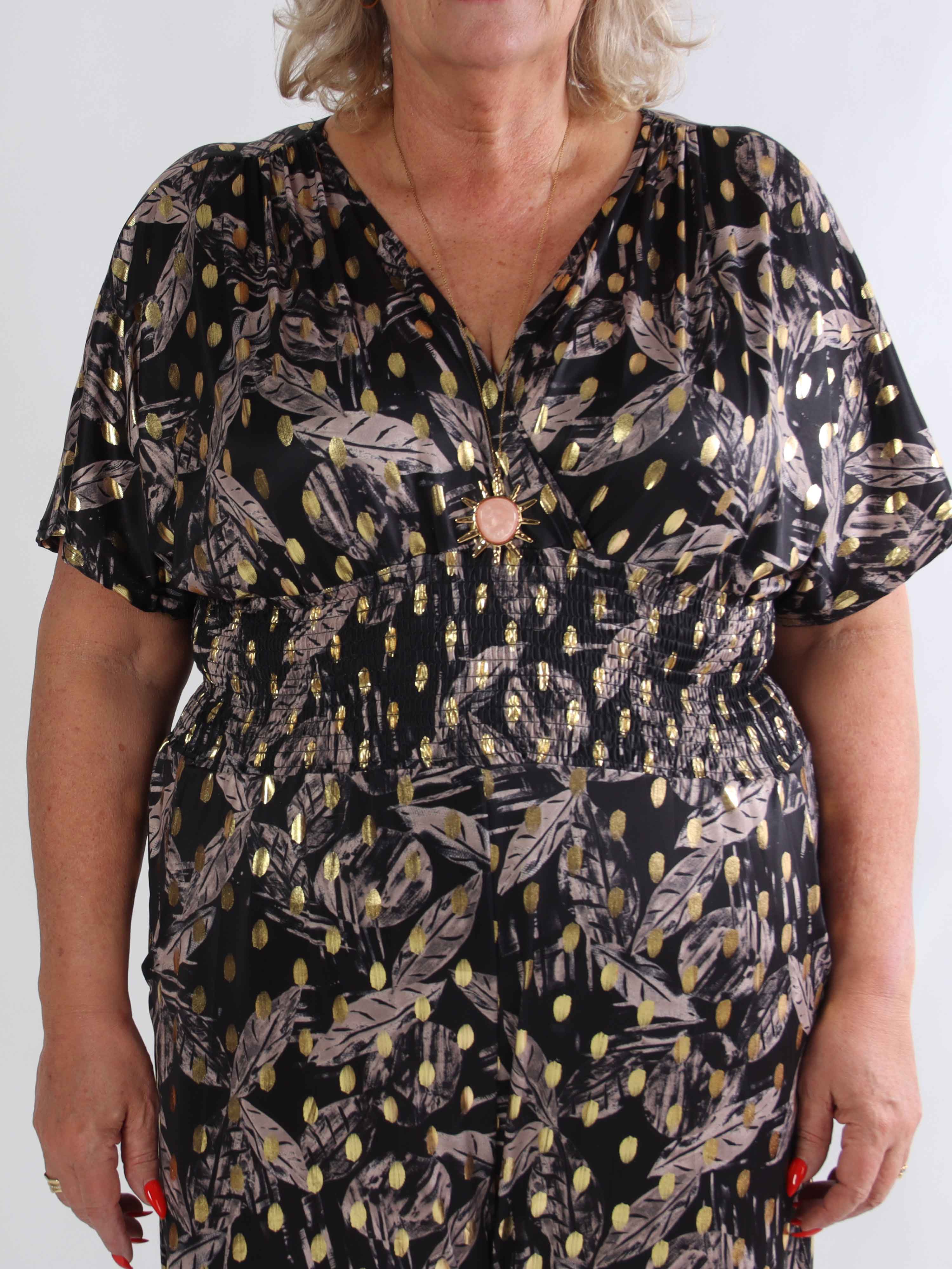 Pams Leafage Jumpsuit - Plus size jumpsuit i lövmönster med guldfärgade tofsar
